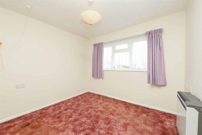 35, Magnolia Court, Uxbridge photo 3