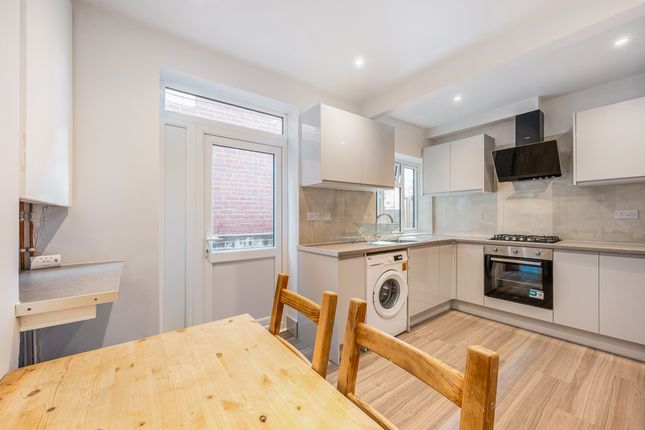 Room 1, 44, Newcombe Road, Hampshire, England photo 2