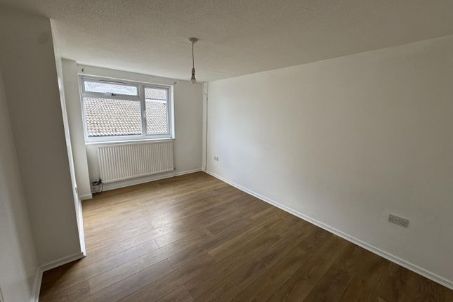 43 Stable Close, Northolt photo 3