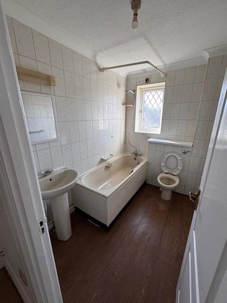 34, Cedar Wood Drive, Watford photo 3