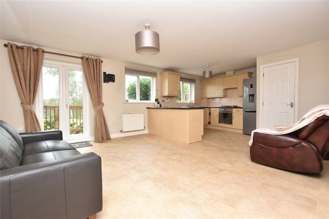 6, Holly Crescent, Wakefield photo 3