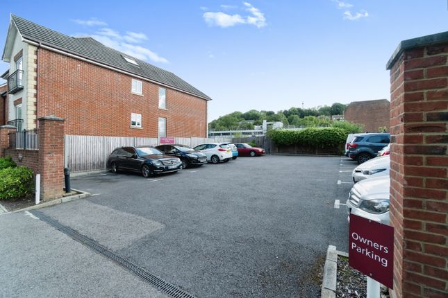 Flat for sale in 2 Stafford Road, Caterham