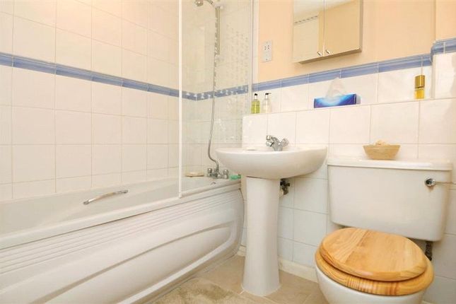 4, Freshford Court, Bromley photo 4
