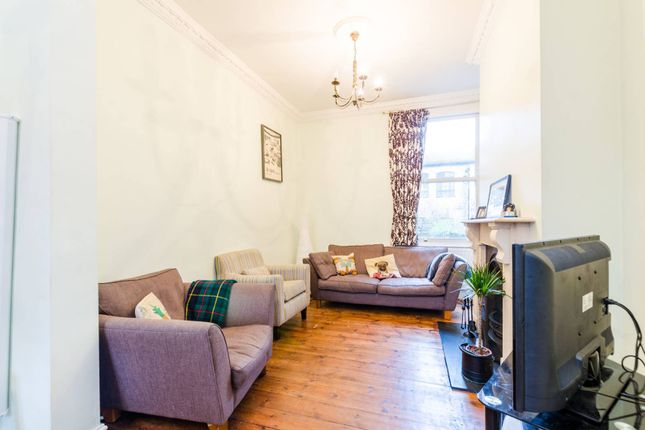 Flat to rent in Coborn Road, Bow, London