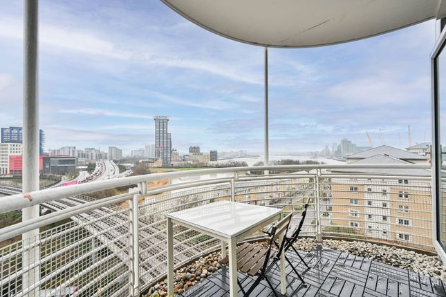 Flat for sale in Switch House, Blackwall Way, Canary Wharf, London