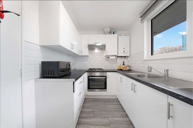 Flat 6, Debdale House,, Whiston Road, London photo 4