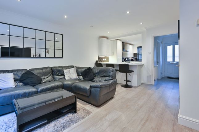 Montague Hall Place, Bushey photo 4