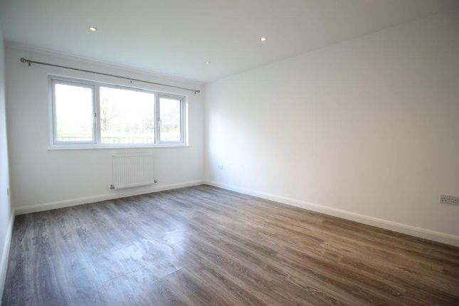 Flat to rent in Byron Way, Northolt
