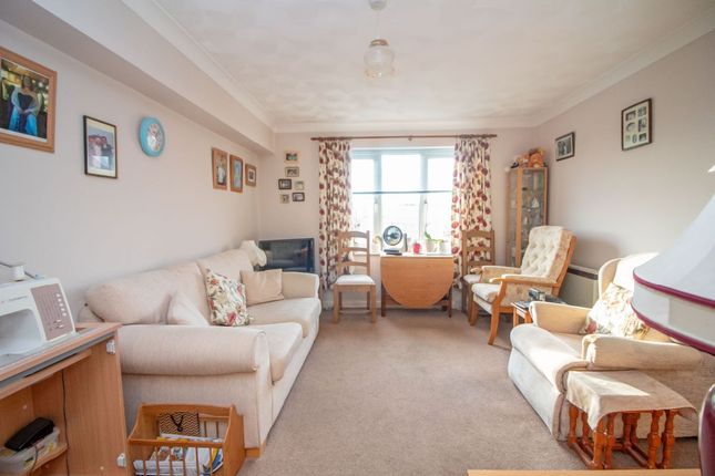 Flat 14, Swallow Court, Clanfield, Waterlooville photo 2