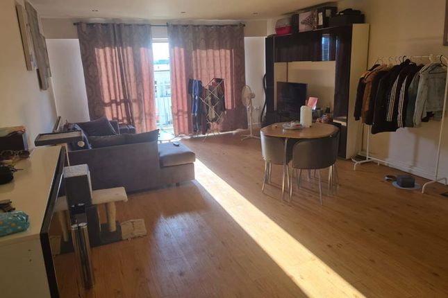 Flat 33, Pinnacle House, 15, Heritage Avenue, London photo 3
