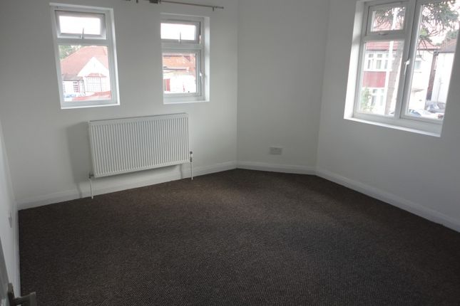 Flat to rent in The Crossways, Heston