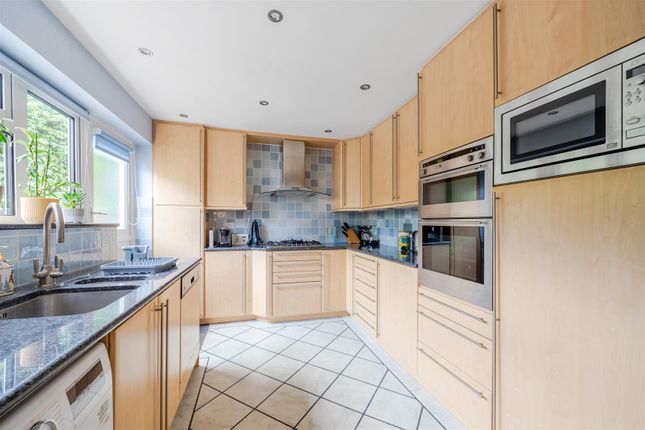 4, Sydney Close, Crowthorne photo 2