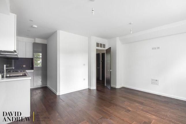 Flat 3, 109 Queens Drive, London photo 2