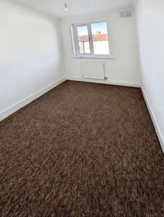 17, Gay Gardens, Dagenham photo 4