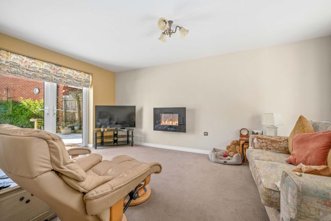 4 Buttercup Way, Stratford-Upon-Avon photo 2