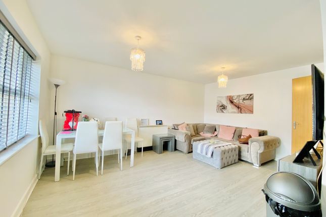 Flat to rent in Lancaster Road, New Barnet