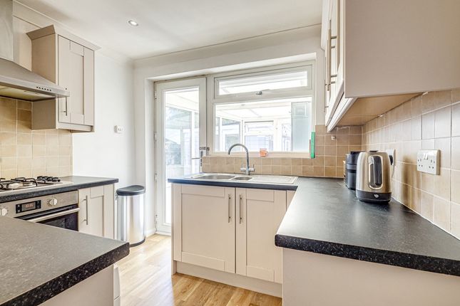 14, Macmurdo Road, Leigh-on-sea photo 3