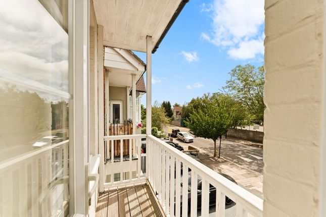 143C, Lynton Road, Acton photo 2
