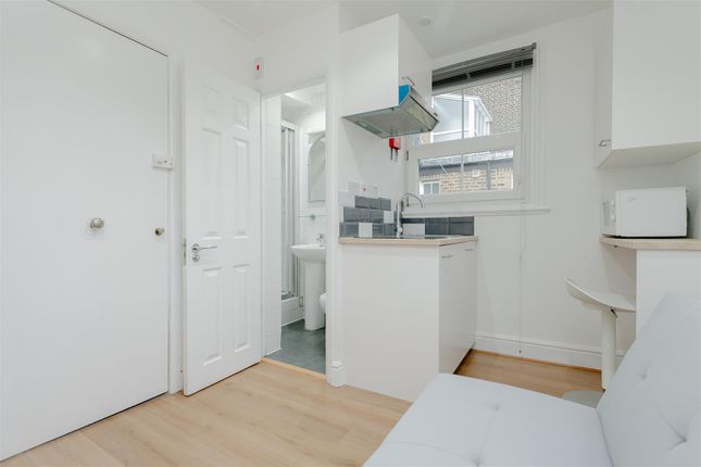 Thumbnail Studio to rent in Cheniston Gardens, High Street Kensington