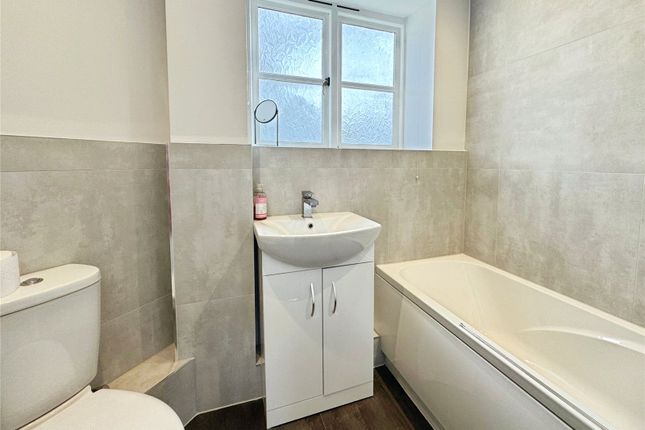 Flat 21 The cloisters,, Junction Road, Hampshire photo 5