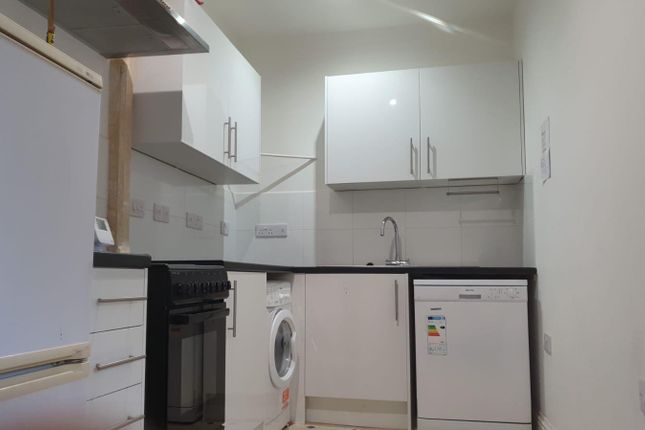 Flat to rent in Wood Lane, Iver