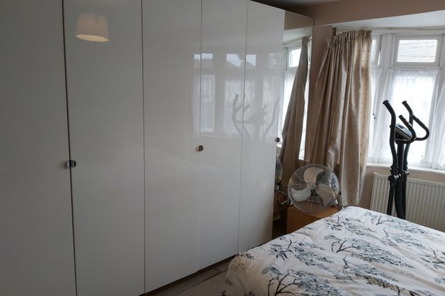 136 Lyndhurst Drive, Romford photo 5