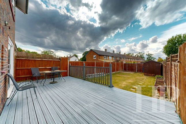 7 Swallow Road, Crawley photo 4