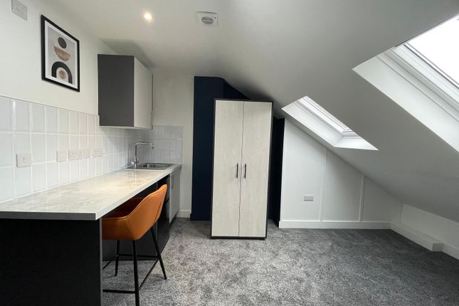 Room 5, Luton photo 4