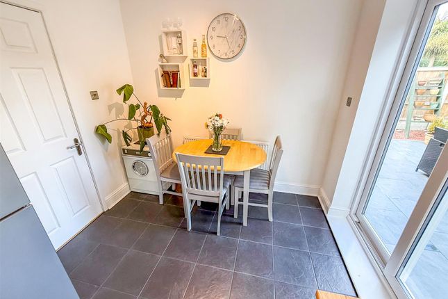 9, Yr Helfa, Chirk photo 5