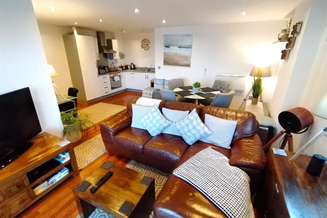 Flat for sale in South Quay, Kings Road, Marina, Swansea