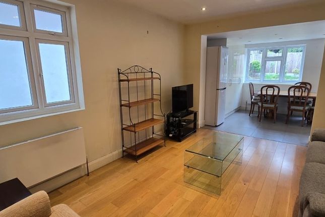 91, HILLSIDE GARDENS, EDGWARE photo 5