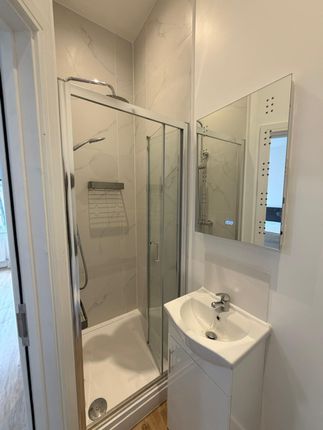 Flat 4, Pownall Gardens, Hounslow, London photo 5