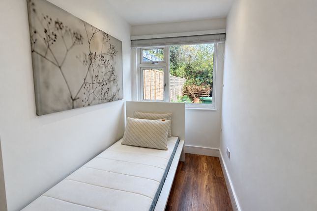 Room 3 14 Evans, Evans Avenue, Watford photo 4
