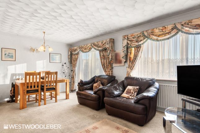 10, Caxton Road, Hoddesdon photo 2