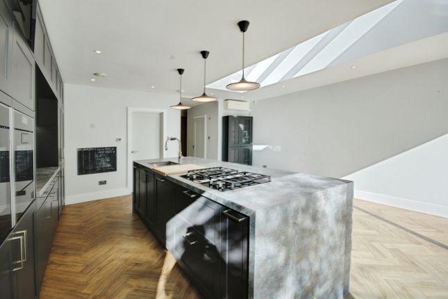 37, Kelmscott Crescent, Watford photo 4