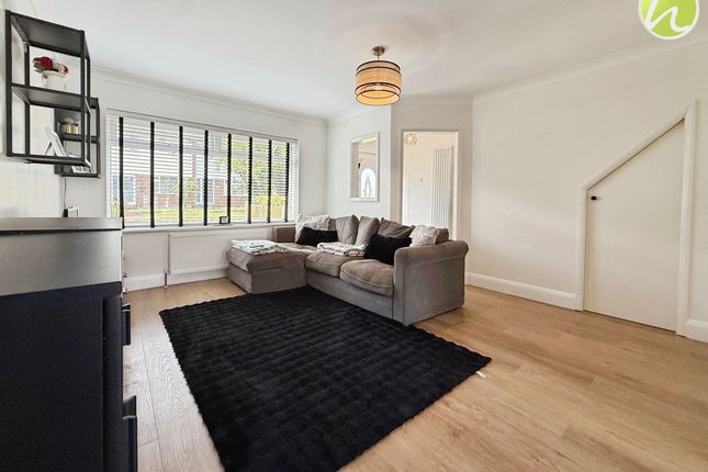 41 Larkswood Road, Stanford-Le-Hope photo 3