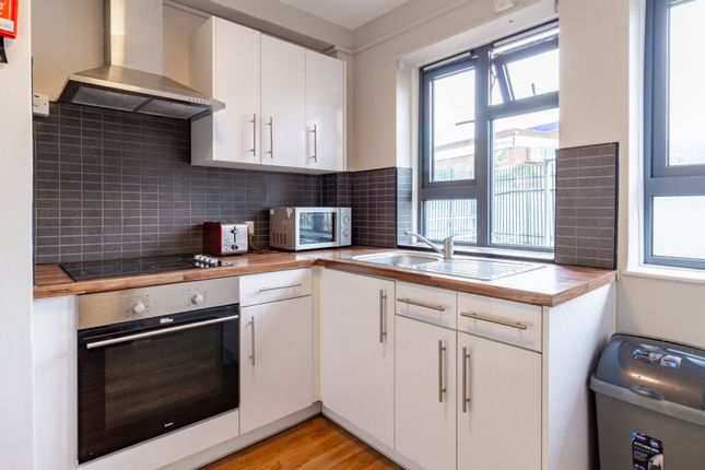 Flat to rent in 101 Landale House, Lower Road, London