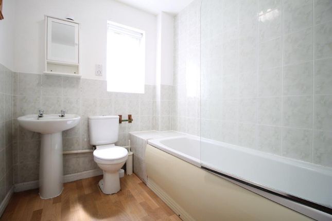 Flat to rent in Lilliput Avenue, Northolt