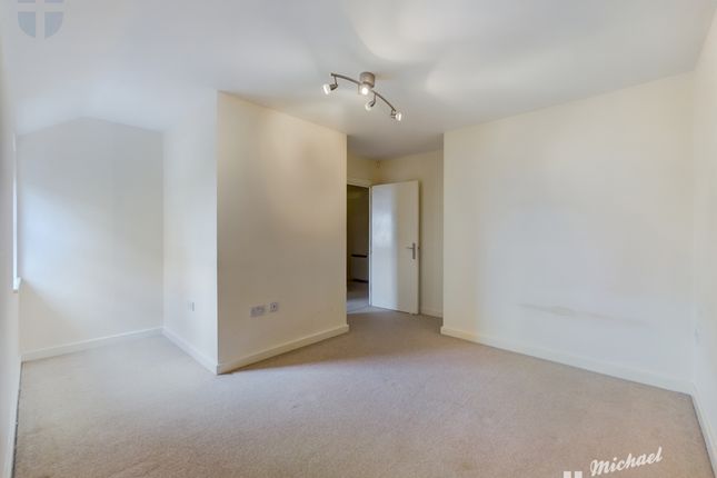 Flat to rent in Mere Court, Pine Street, Aylesbury, Buckinghamshire