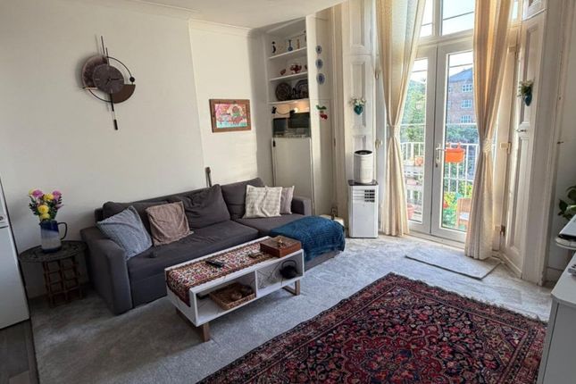Flat 7 Hilltop Court, Alexandra Road, London photo 3