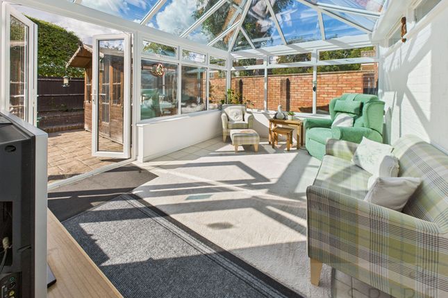 29 Greenacres, Crawley photo 3