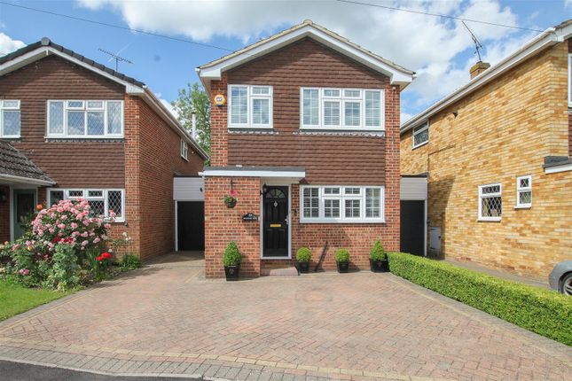 Thumbnail Detached house for sale in Parsonage Field, Doddinghurst, Brentwood