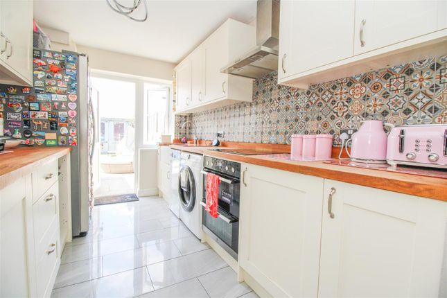180, Long Ley, Harlow photo 4