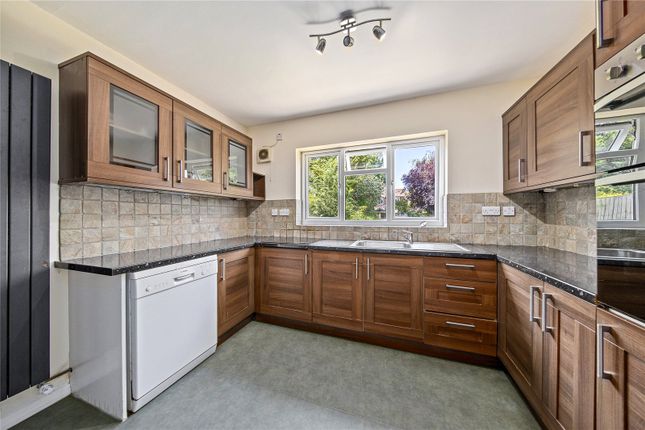 21, Warwick Close, Hampton photo 4