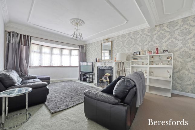 6, Lower Bedfords Road, Romford photo 3