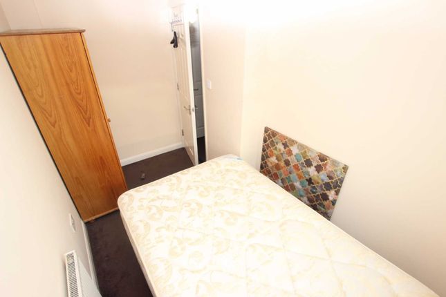 Flat to rent in Bedford Road, Reading