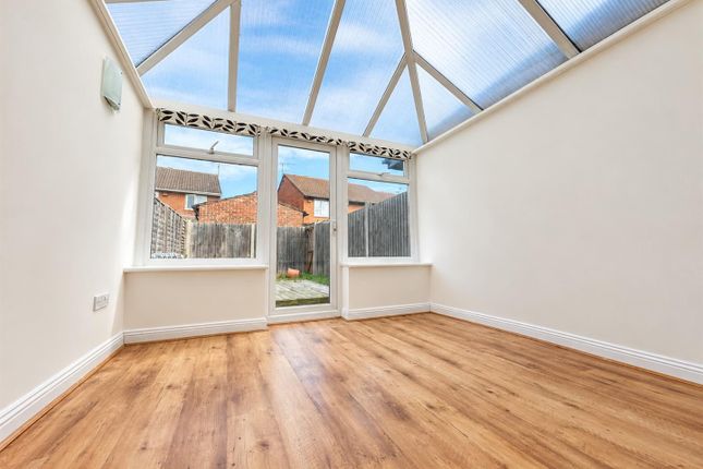 75, Cooper Way, Slough photo 4
