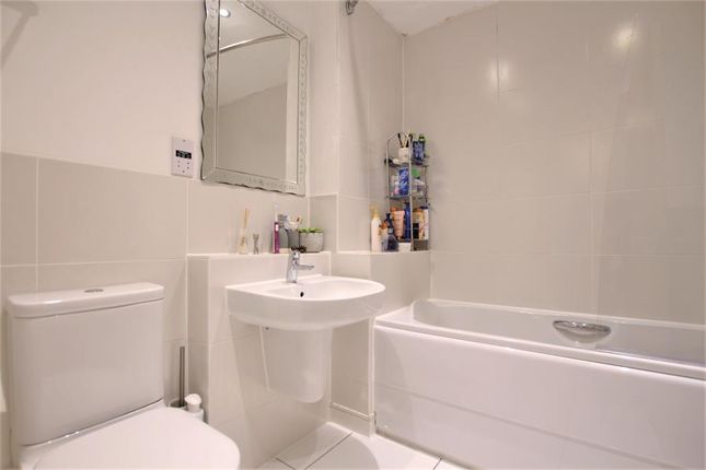 Hoad Crescent, Woking photo 5