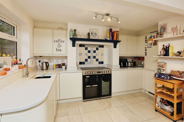1, Tristram Close, Eastleigh photo 2