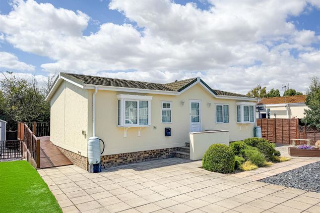 2-bed caravan on 8A, Greenlawns, St. Osyth Road East, Little Clacton, £170,000